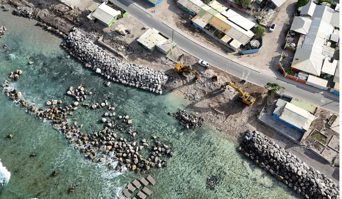 A empresa australiana Hall Contracting está construindo o quebra-mar de Ebeye usando dois carregamentos de rochas de Dubai. (Foto: Hall Contracting)