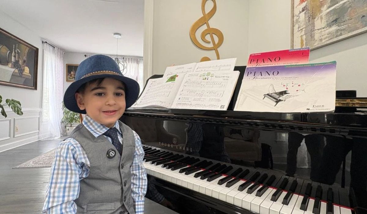 Menino de 4 anos se prepara para tocar piano no Carnegie Hall, em Nova York, após vencer concursos musicais internacionais nos EUA. (Imagem: Reprodução/WJLA/7News/Jade Lawson)