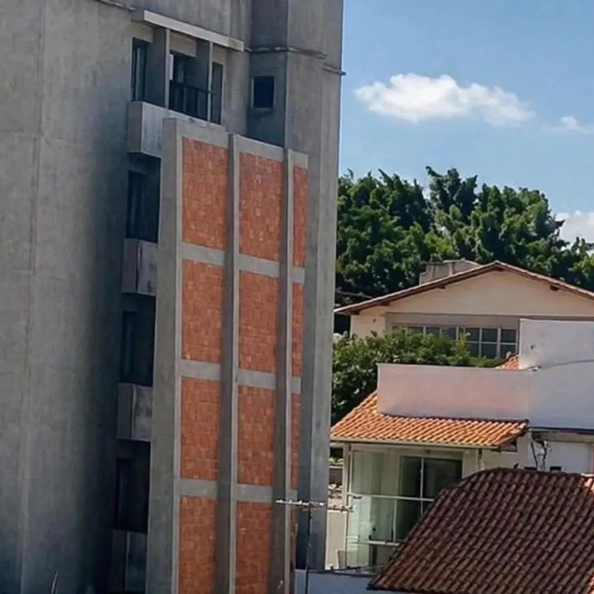 Dono de casa em Passos (MG) construiu muro de 14 metros que bloqueia três andares do prédio vizinho. O arquiteto explica que a legislação urbana não deixou saída.