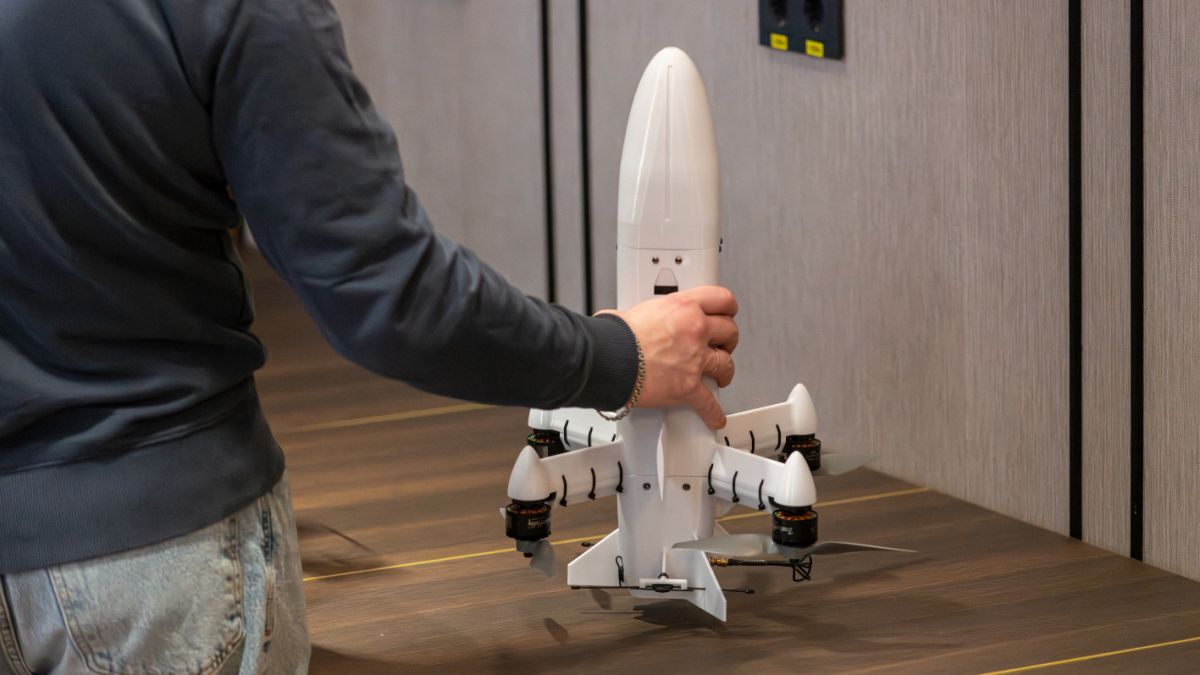 Drone Interceptor Terra A1 custa apenas US$ 2.526, derruba drones em massa e surge como arma de defesa aérea de baixo custo capaz de substituir mísseis de US$ 4 milhões, redesenhando a lógica da guerra moderna dominada por enxames de UAVs
