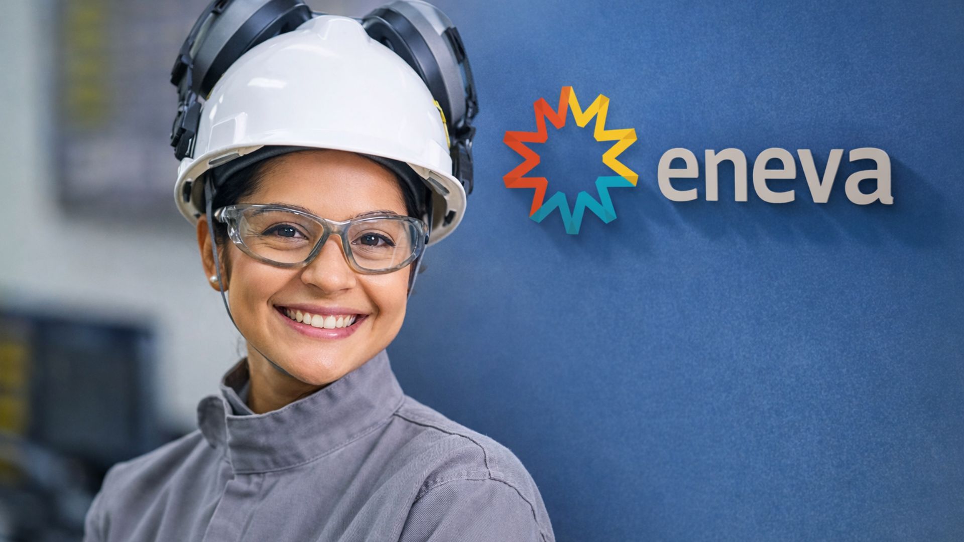 Trainee sorrindo com capacete de segurança em ambiente industrial ao lado do logotipo da Eneva, representando programa de trainee com bolsa-auxílio no setor energético