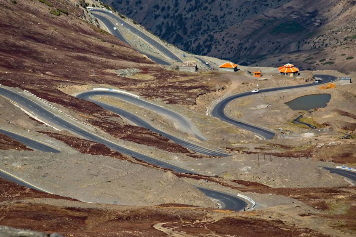 Estrada a 4.173 metros no Paquistão só abre 4 meses por ano e precisa ser reconstruída todo verão