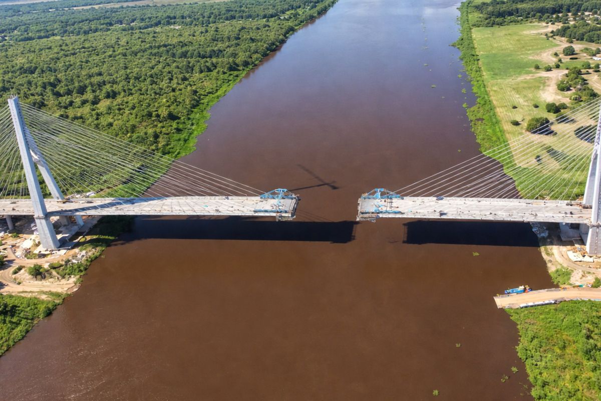 Faltam só 37 m para Brasil e Paraguai “fecharem” a ponte bioceânica na Rota Bioceânica obra de R$ 575 milhões chega a 89%, usa 14 mil t de aço e quer concluir o encontro ainda em abril