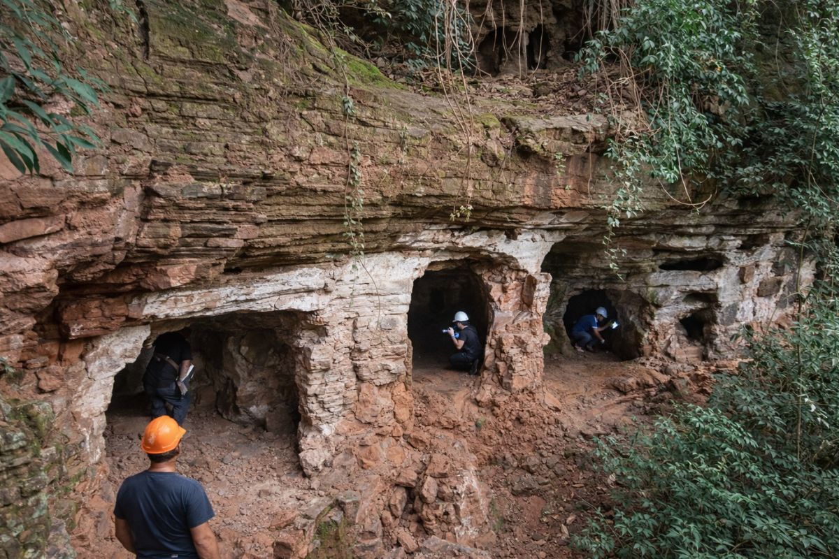 Uma formação rochosa misteriosa em Tomazina, Paraná, tem cavidades que não seguem padrões de erosão. Especialistas do IAT investigam se foram feitas por humanos.