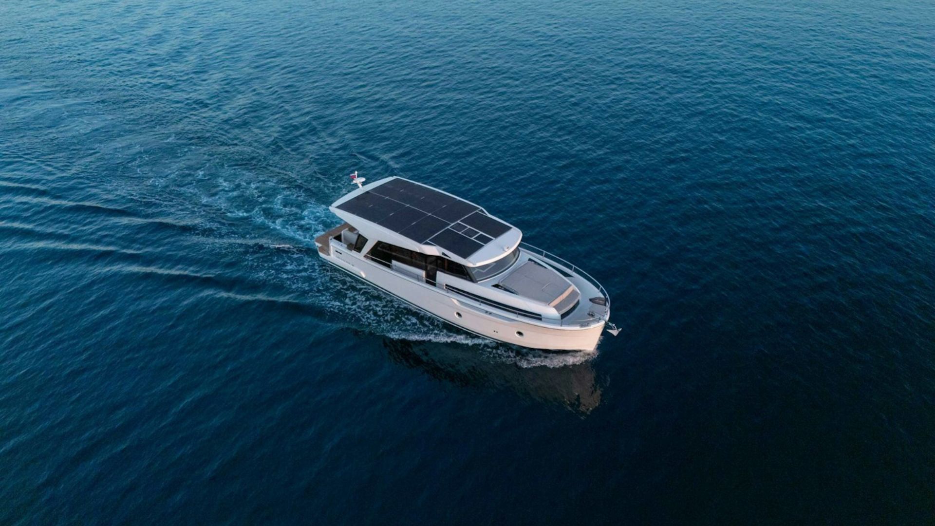 Nova lancha Greenline 42 navegando no mar com painéis de energia solar no teto, destacando tecnologia híbrida e eficiência energética