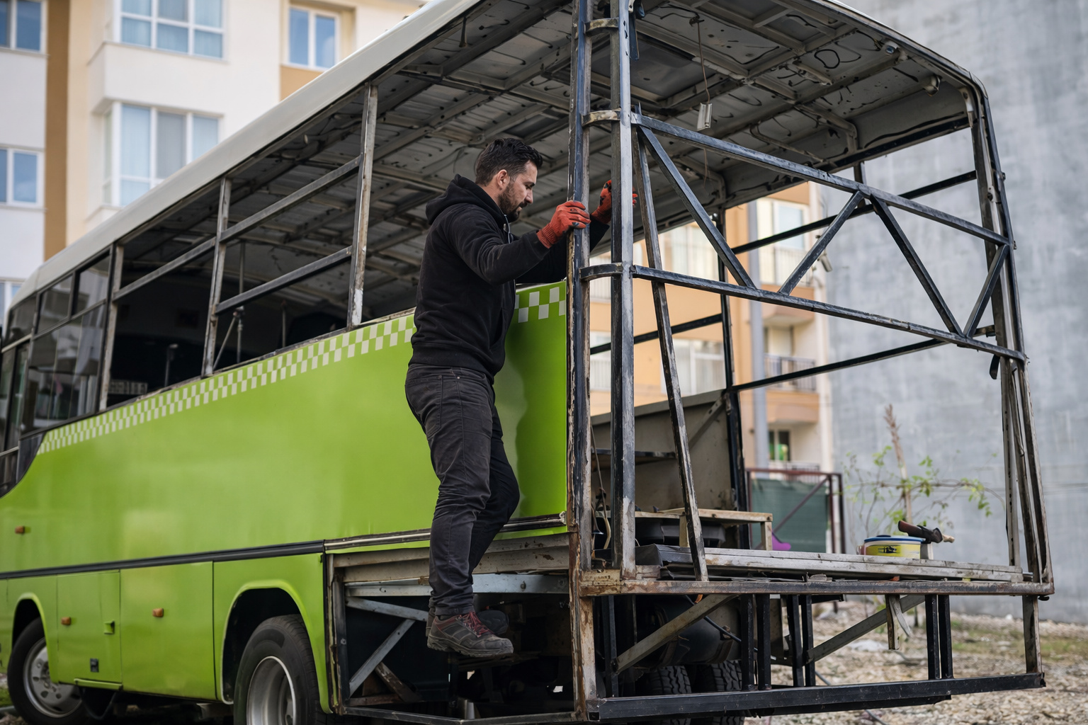 Homem transforma ônibus em casa sobre rodas com móveis de madeira