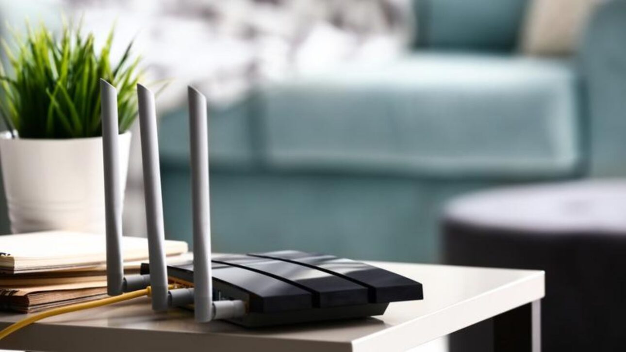 Posicionar o roteador corretamente evita perda de sinal Wi-Fi, reduz interferências e melhora a estabilidade da internet em casa.
