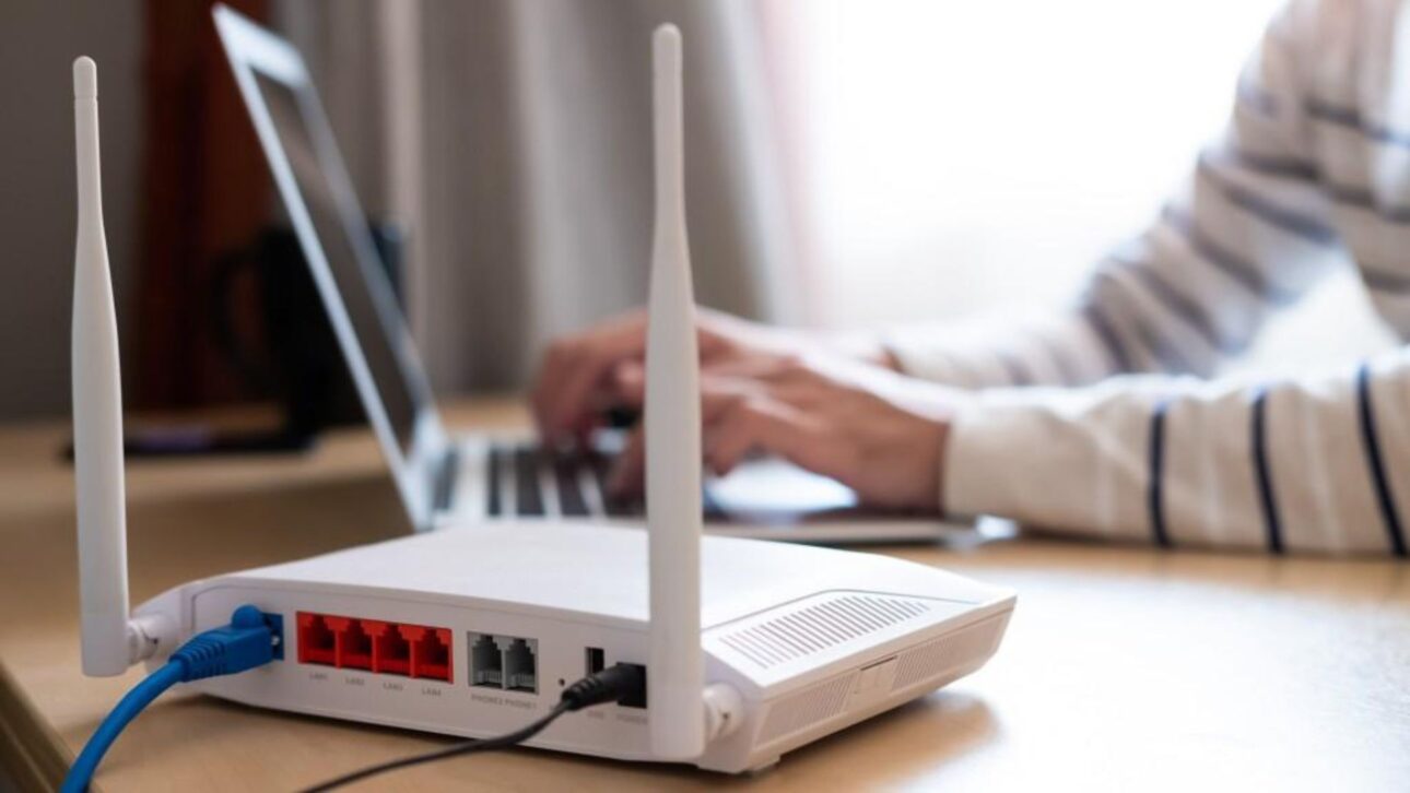 Posicionar o roteador corretamente evita perda de sinal Wi-Fi, reduz interferências e melhora a estabilidade da internet em casa.