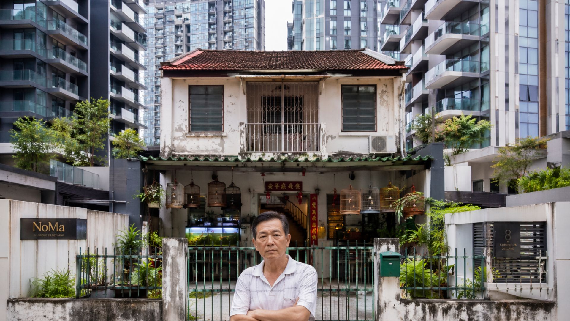 Morador recusa vender casa de S$ 4 milhões e vê condomínio de luxo ser construído ao redor em área valorizada de Singapura.