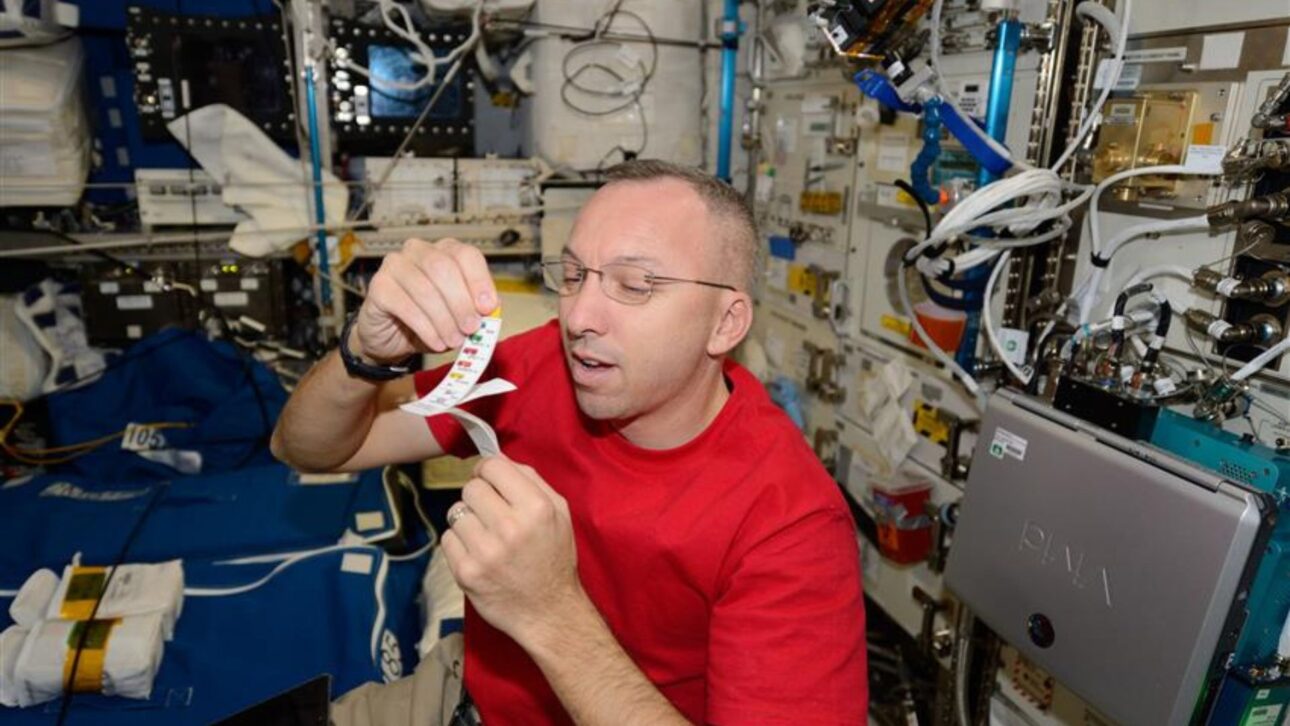 Astronautas reativam vírus latentes no espaço, levantando alerta sobre riscos à saúde em missões longas como viagens a Marte.