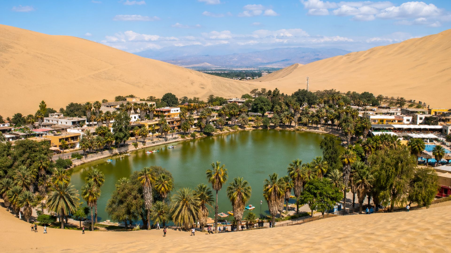 Descubra Huacachina, oásis no deserto do Peru com lagoa esmeralda, dunas gigantes e lenda misteriosa a 300 km de Lima.