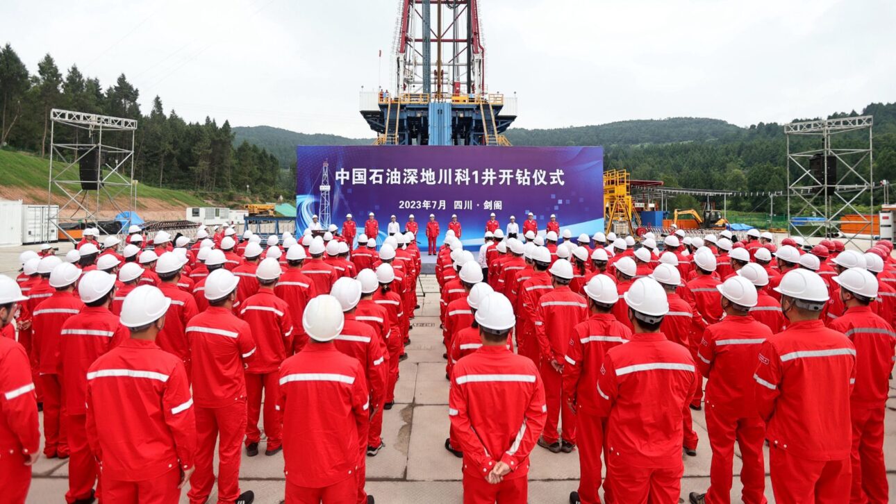 China supera 10 mil metros em perfuração na Bacia de Sichuan, enfrentando calor extremo e revelando novos dados sobre geologia profunda.