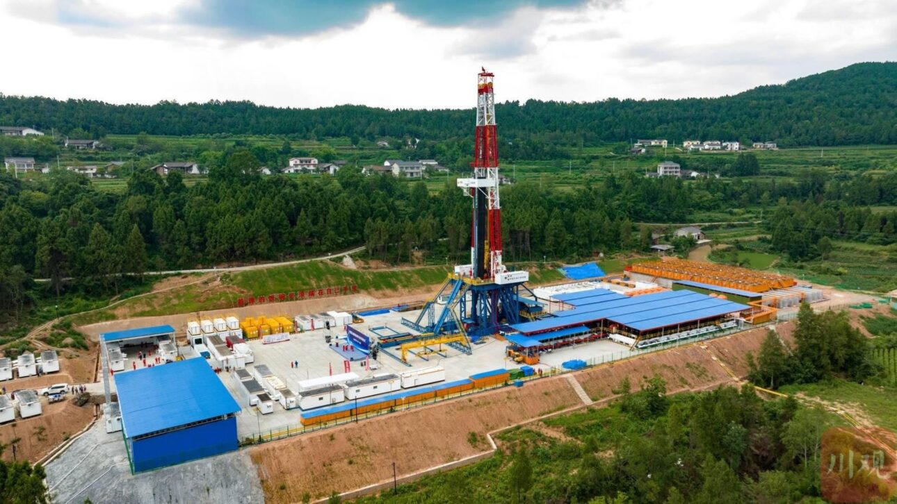 China supera 10 mil metros em perfuração na Bacia de Sichuan, enfrentando calor extremo e revelando novos dados sobre geologia profunda.