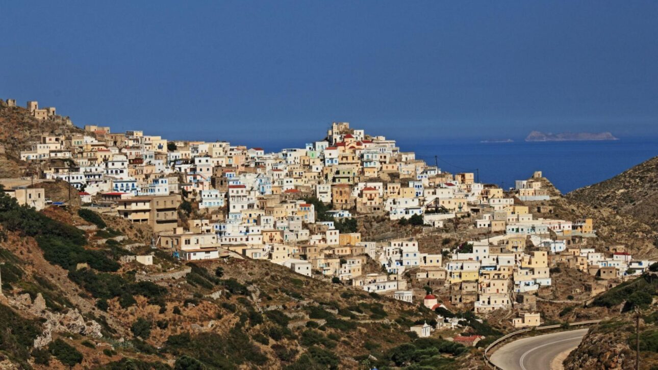 Karpathos, na Grécia, combina praias preservadas, vilarejos históricos e ventos ideais para kitesurf em um destino ainda pouco explorado.