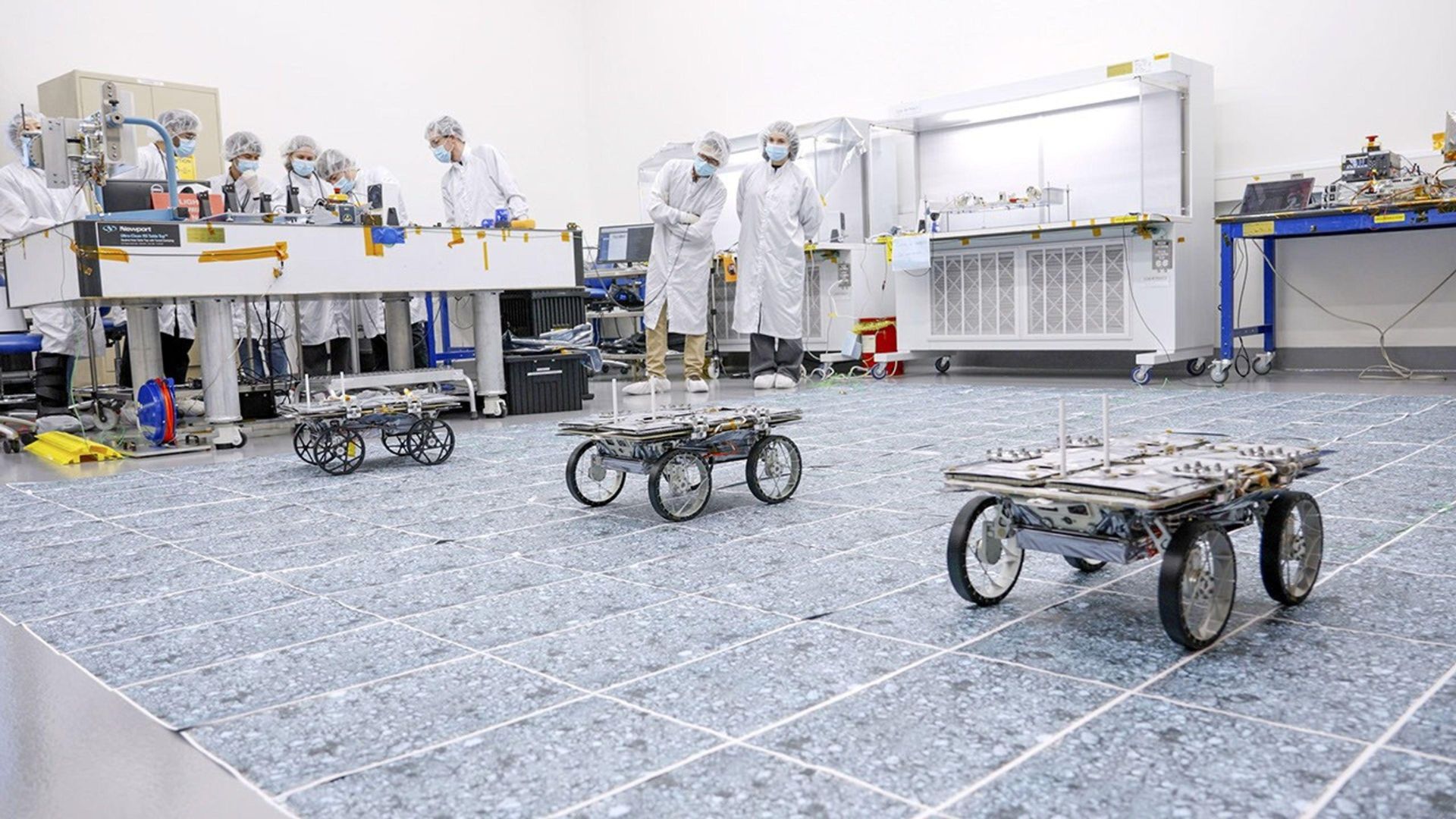 Missão CADRE da NASA testa três rovers autônomos na Lua com rede mesh e radar 3D, inaugurando nova era na exploração robótica espacial.