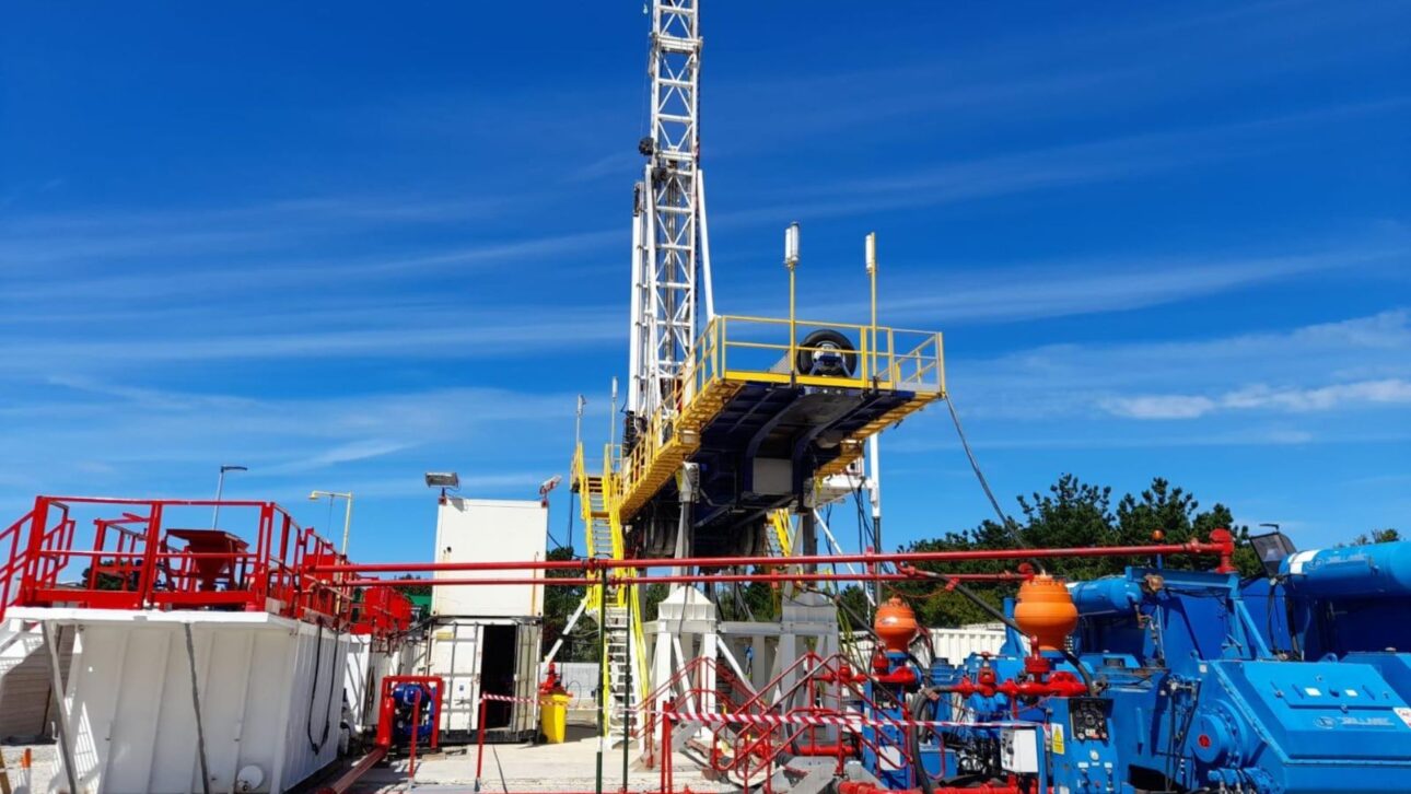 Usina geotérmica inédita no Reino Unido gera energia contínua e extrai lítio de rochas profundas na Cornualha, marcando avanço na transição energética.