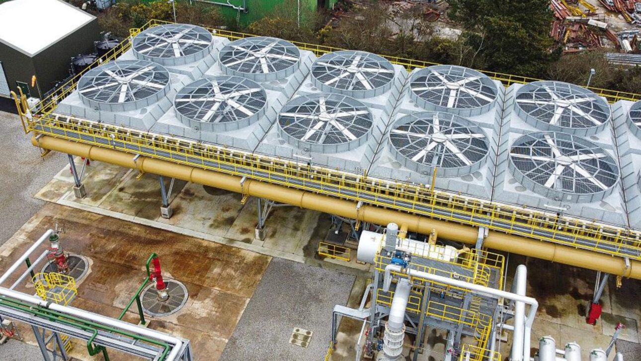 Usina geotérmica inédita no Reino Unido gera energia contínua e extrai lítio de rochas profundas na Cornualha, marcando avanço na transição energética.