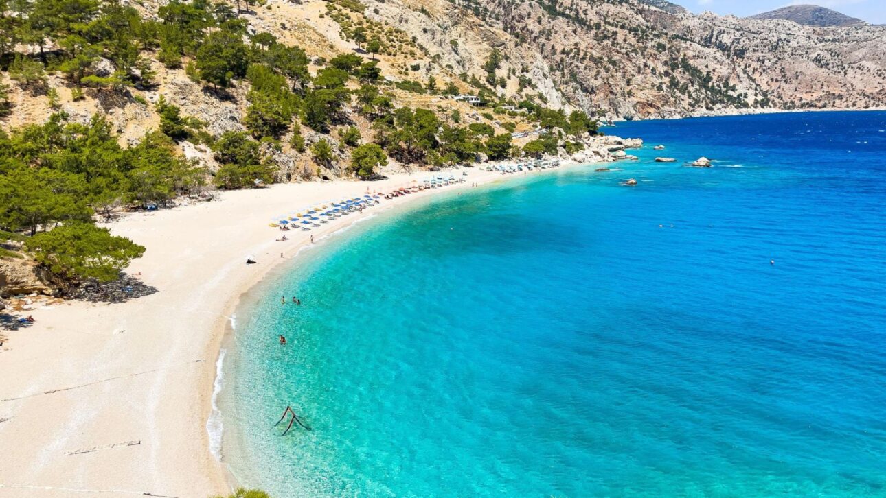Karpathos, na Grécia, combina praias preservadas, vilarejos históricos e ventos ideais para kitesurf em um destino ainda pouco explorado.