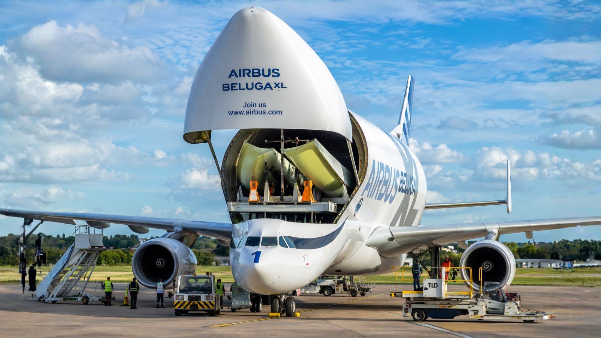 Airbus BelugaXL transporta asas do A350 e lidera logística aérea europeia com maior porão entre cargueiros e alta eficiência industrial.
