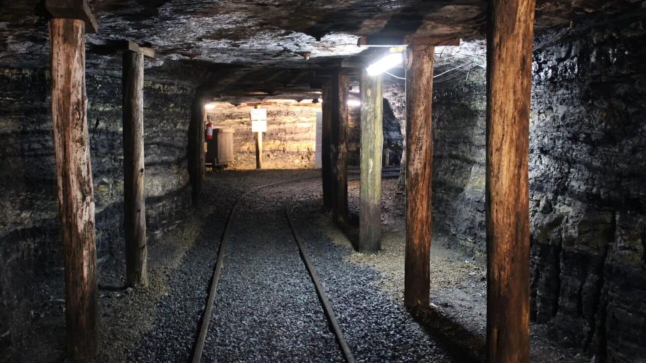Conheça a única mina de carvão visitável da América Latina, em Criciúma, com passeio subterrâneo e locomotiva histórica.