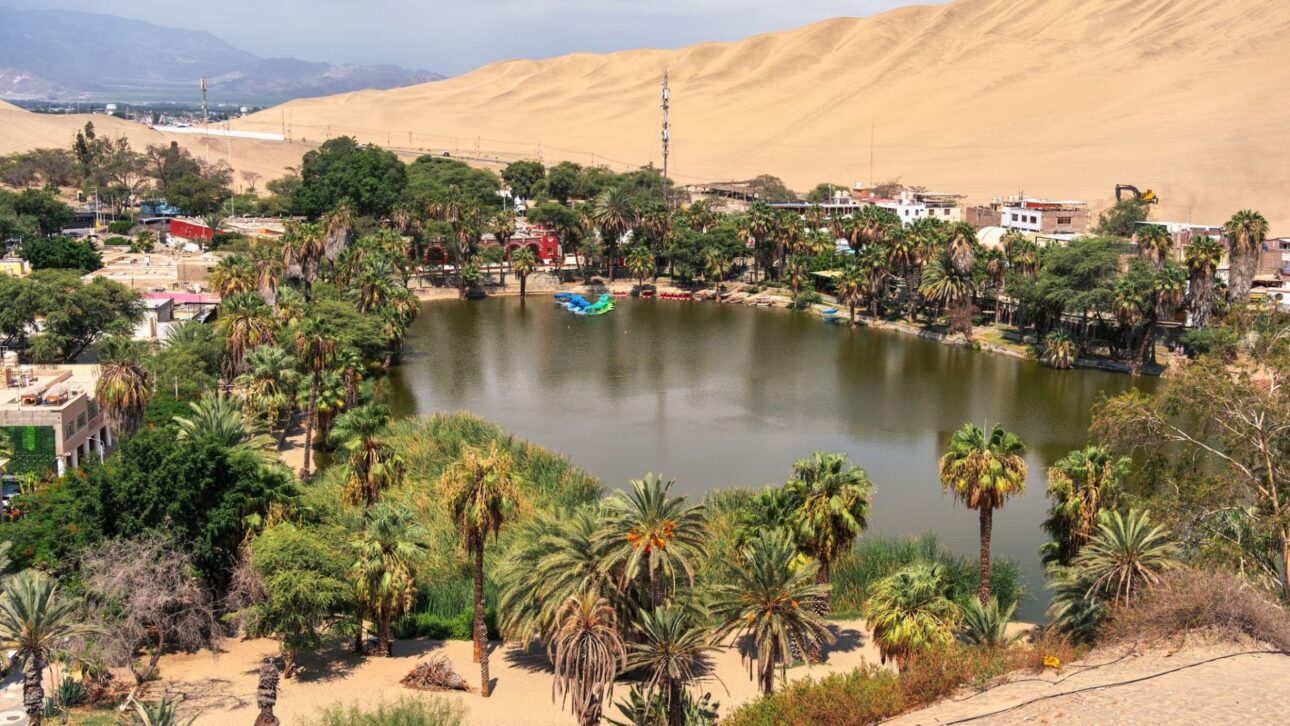 Descubra Huacachina, oásis no deserto do Peru com lagoa esmeralda, dunas gigantes e lenda misteriosa a 300 km de Lima.