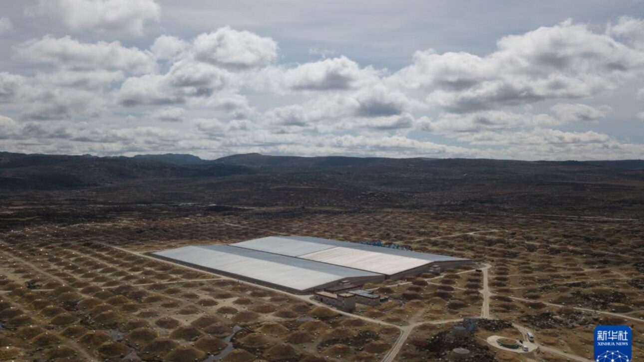 Conheça o LHAASO, observatório na China que investiga raios cósmicos, raios gama e partículas de energia extrema no Universo.