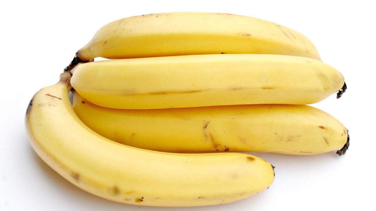 Saiba como guardar banana do jeito certo e evitar desperdício ajustando o armazenamento conforme o estágio de amadurecimento da fruta.