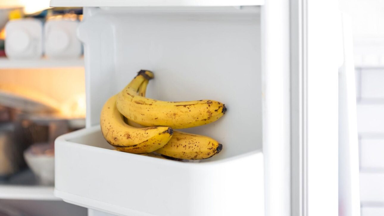 Saiba como guardar banana do jeito certo e evitar desperdício ajustando o armazenamento conforme o estágio de amadurecimento da fruta.
