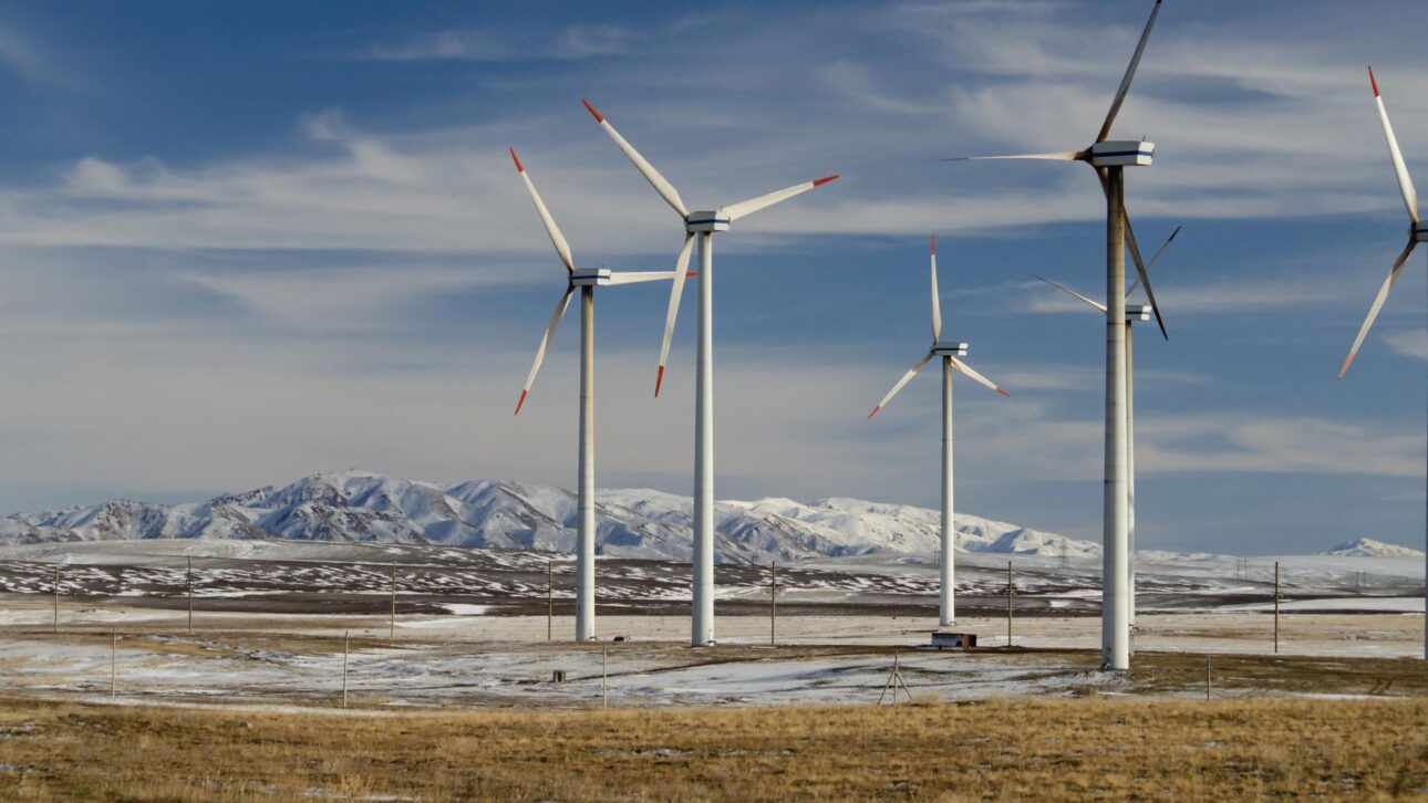 Cazaquistão avança com megaprojeto eólico de 1 GW com baterias e investimento bilionário para ampliar geração renovável e abastecer 1 milhão.