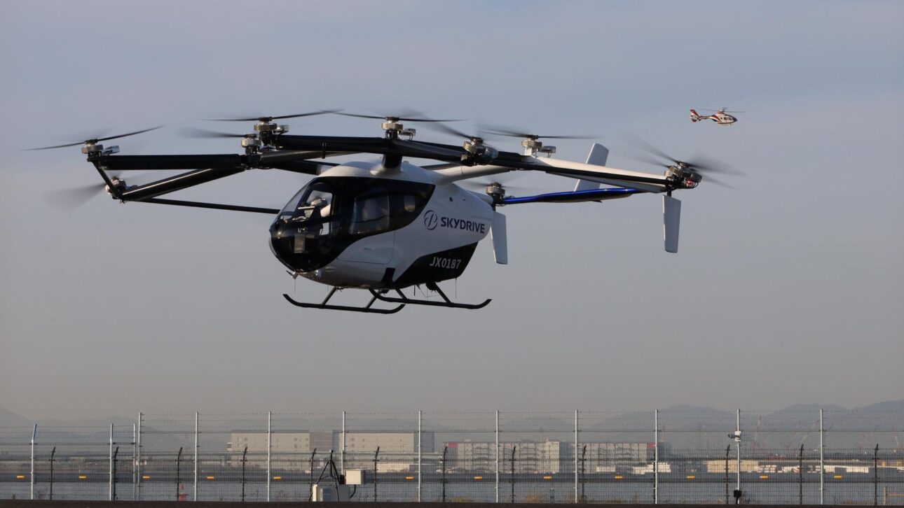 Tóquio testa carro voador com 12 rotores, embarque digital e vertiportos compactos em projeto que avança mobilidade aérea urbana.