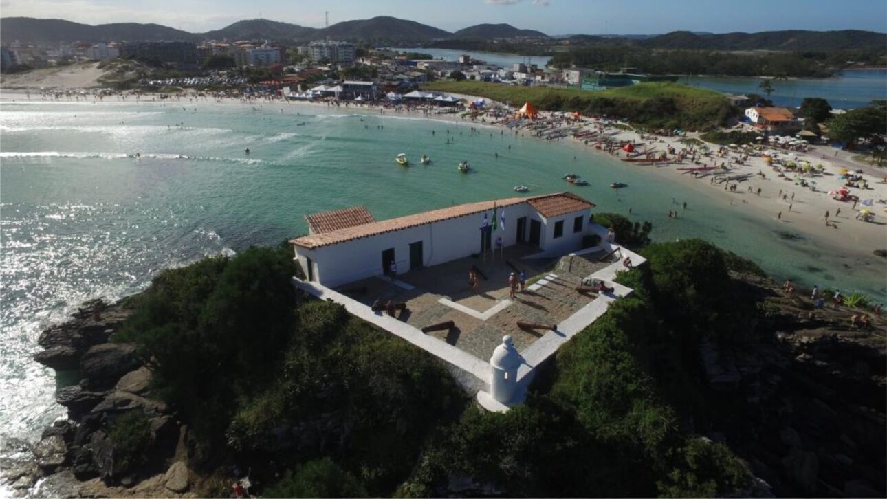 Descubra Cabo Frio: forte histórico, praia entre as mais fotografadas do Brasil e paisagens únicas na Região dos Lagos do RJ.