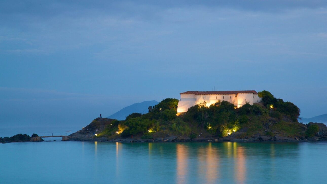 Descubra Cabo Frio: forte histórico, praia entre as mais fotografadas do Brasil e paisagens únicas na Região dos Lagos do RJ.