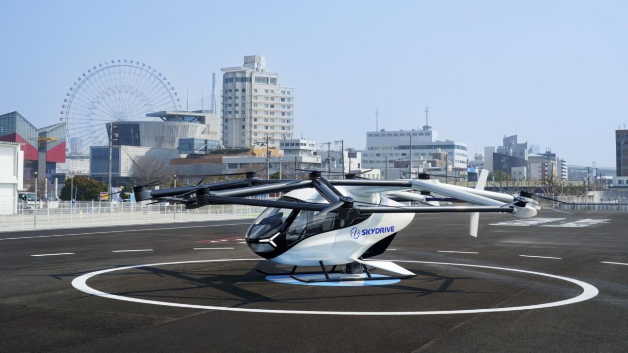 Tóquio testa carro voador com 12 rotores, embarque digital e vertiportos compactos em projeto que avança mobilidade aérea urbana.