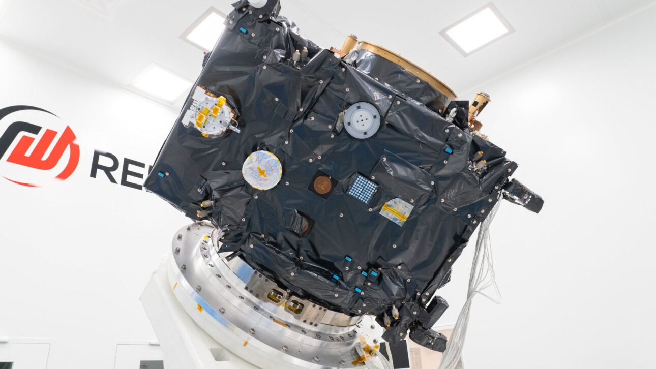 Missão Proba-3 da ESA cria eclipses solares artificiais e revela detalhes inéditos da coroa solar com dois satélites em formação.