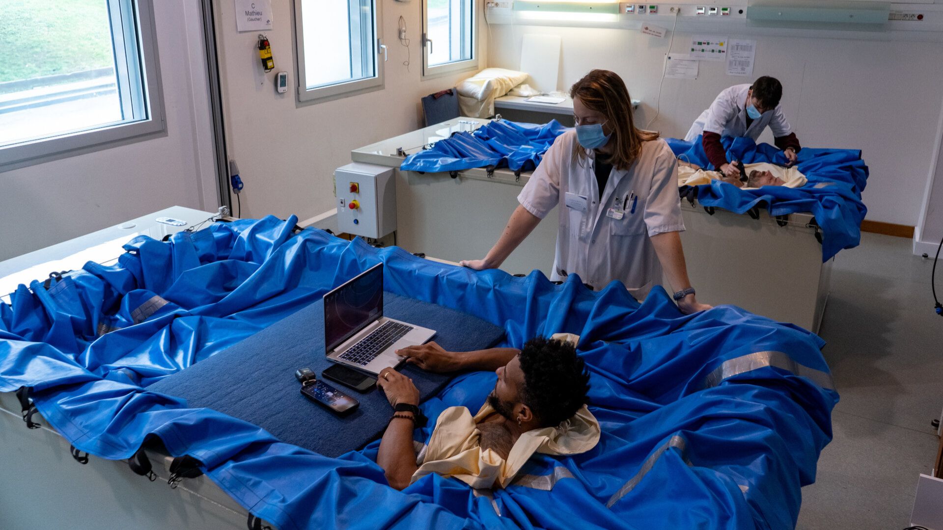 Estudo revela que cinco dias simulando microgravidade já alteram circulação, metabolismo e tolerância à gravidade em humanos.