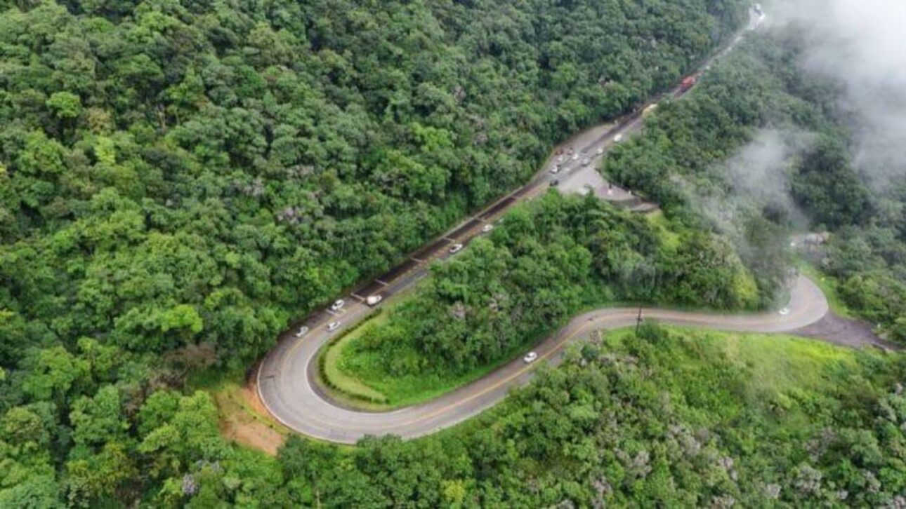Santa Catarina adota concreto em rodovias de serra, com maior resistência, menor manutenção e durabilidade superior a 40 anos.