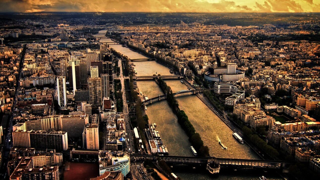 Paris usa água do rio Sena em rede de frio subterrânea para climatizar edifícios, reduzir emissões e modernizar a infraestrutura urbana.