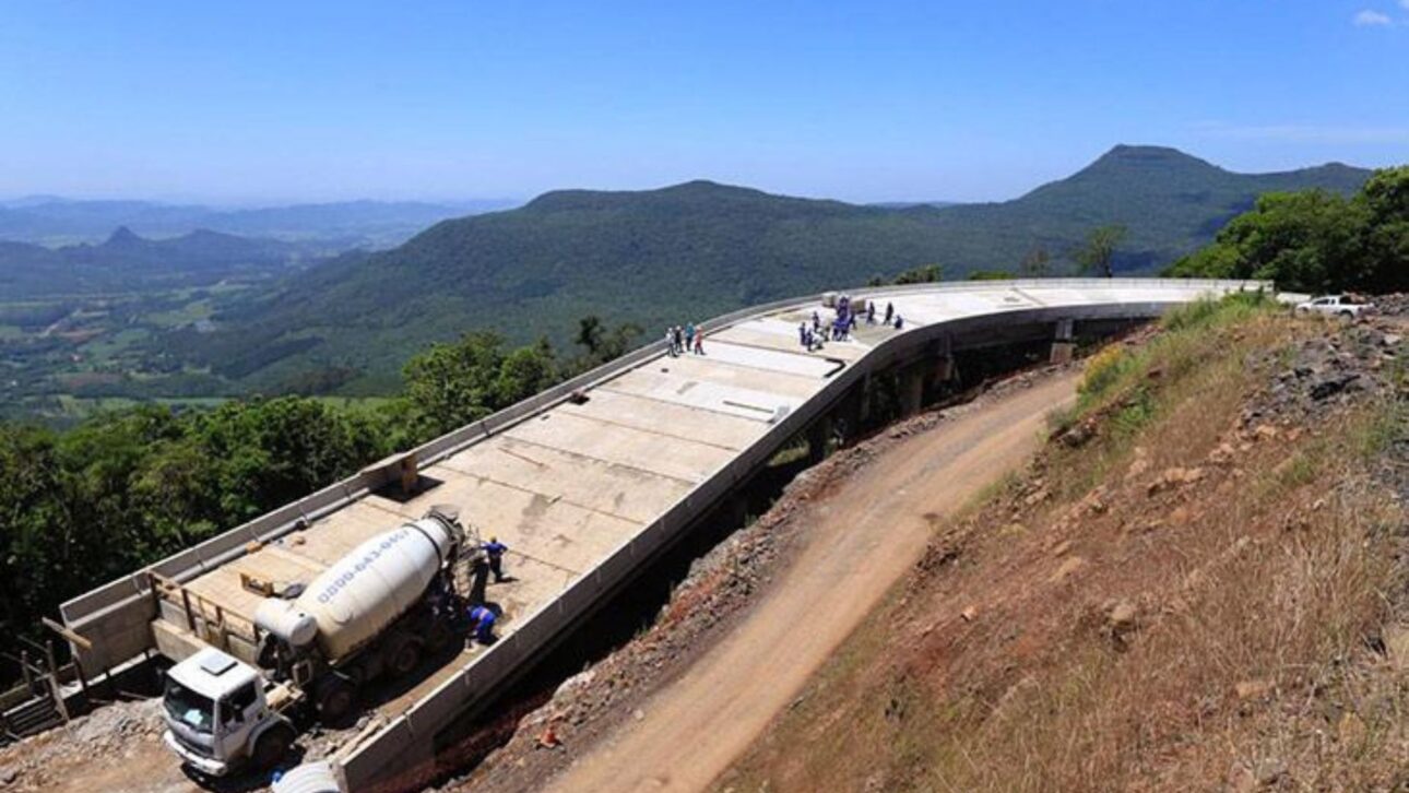 Santa Catarina adota concreto em rodovias de serra, com maior resistência, menor manutenção e durabilidade superior a 40 anos.