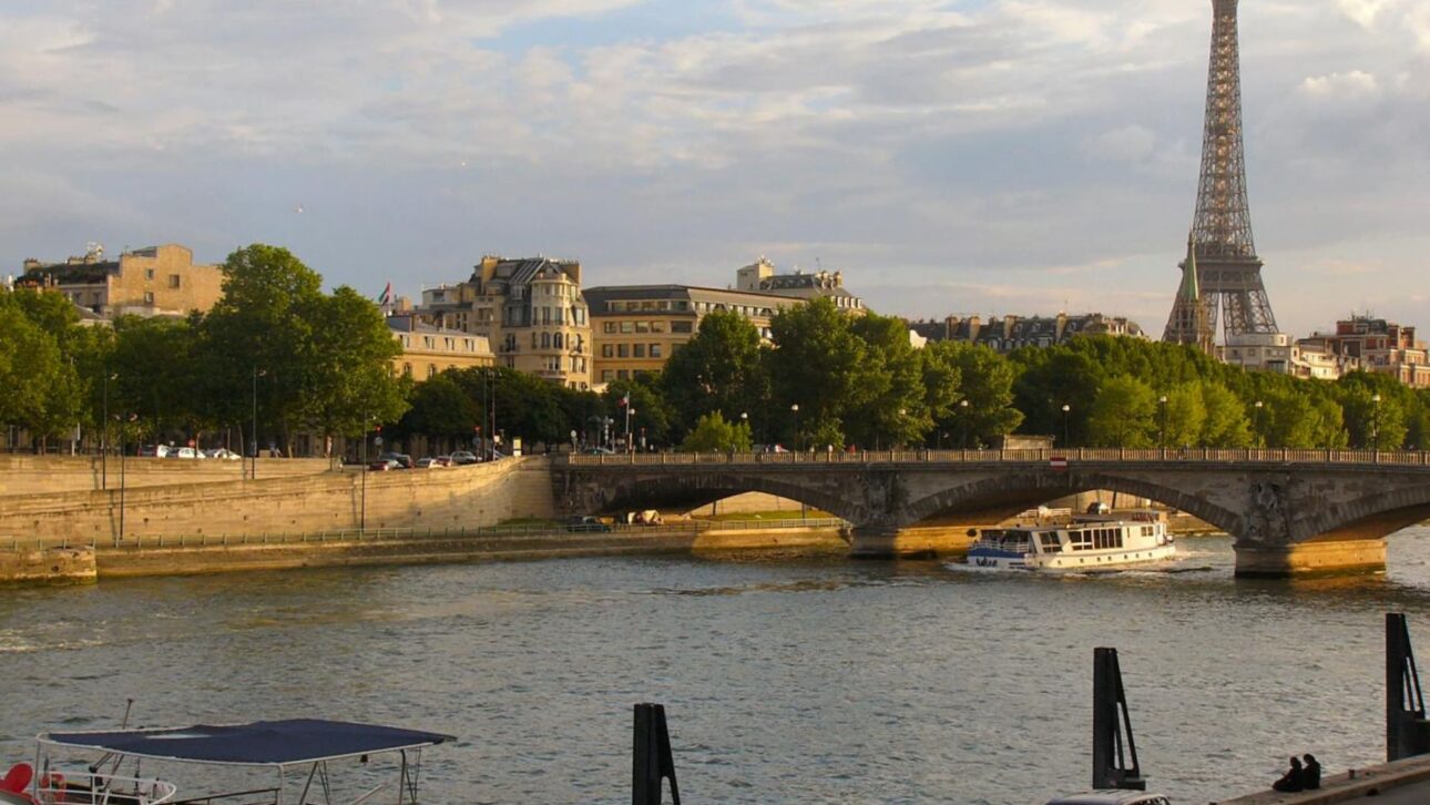 Paris usa água do rio Sena em rede de frio subterrânea para climatizar edifícios, reduzir emissões e modernizar a infraestrutura urbana.