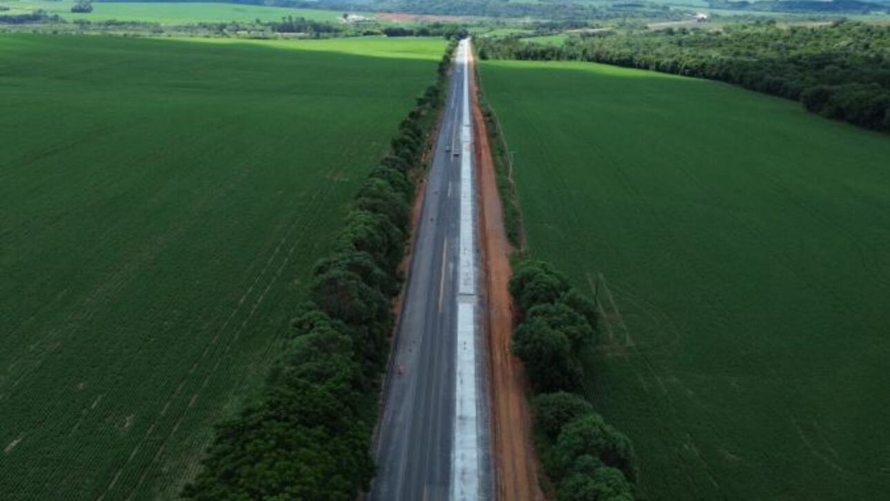 Santa Catarina adota concreto em rodovias de serra, com maior resistência, menor manutenção e durabilidade superior a 40 anos.
