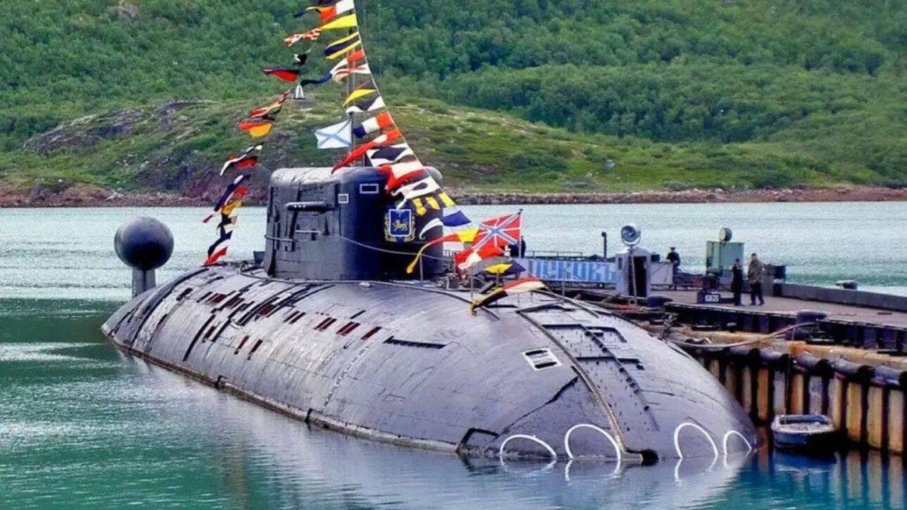 Submarinos nucleares com casco de titânio atingem profundidades extremas e ampliam o alcance estratégico no fundo do oceano.