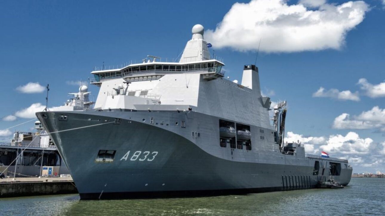 HNLMS Karel Doorman é o maior navio da Marinha da Holanda e atua como base logística no mar com apoio militar e humanitário.