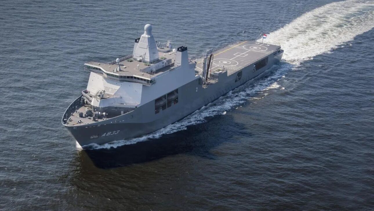 HNLMS Karel Doorman é o maior navio da Marinha da Holanda e atua como base logística no mar com apoio militar e humanitário.