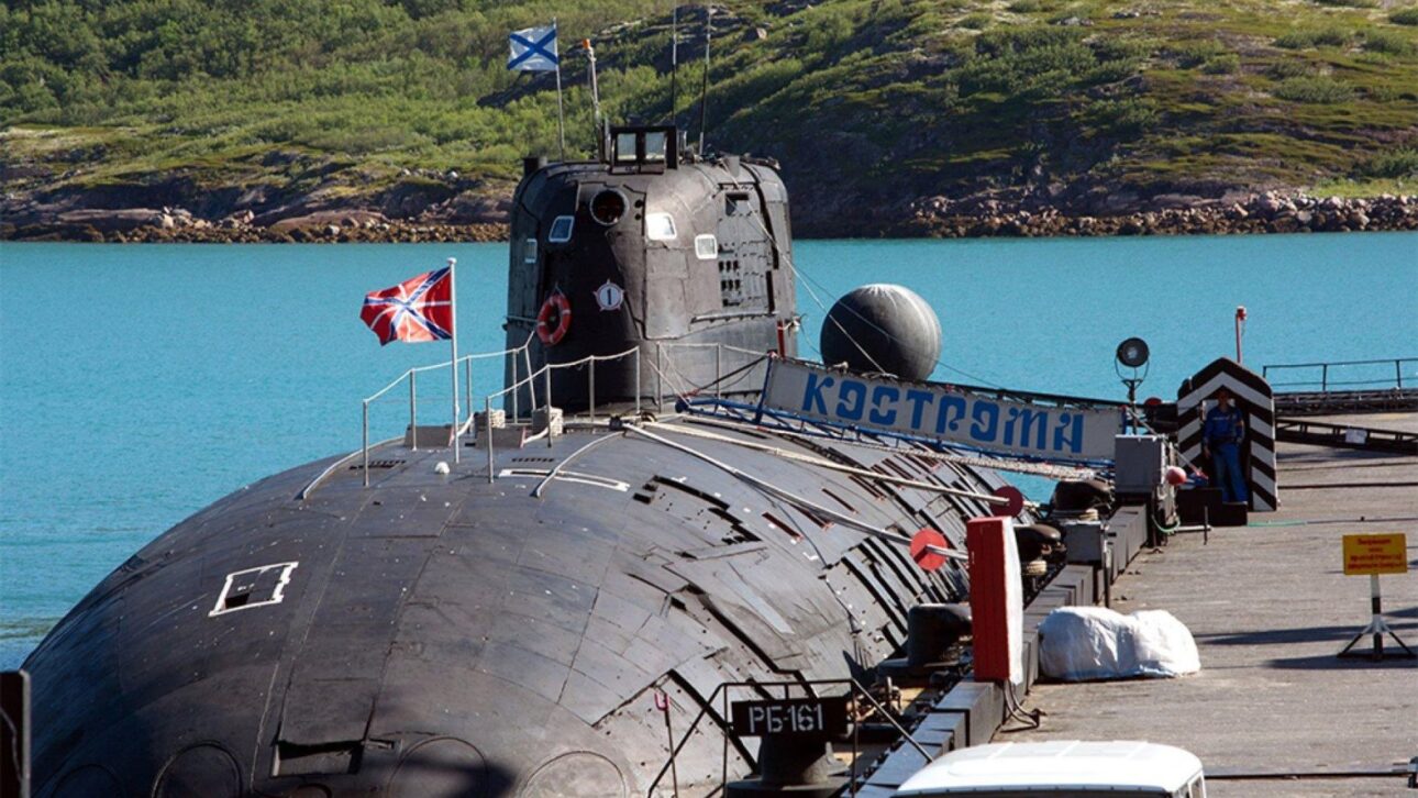 Submarinos nucleares com casco de titânio atingem profundidades extremas e ampliam o alcance estratégico no fundo do oceano.