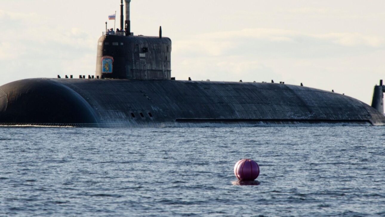 Submarinos nucleares com casco de titânio atingem profundidades extremas e ampliam o alcance estratégico no fundo do oceano.
