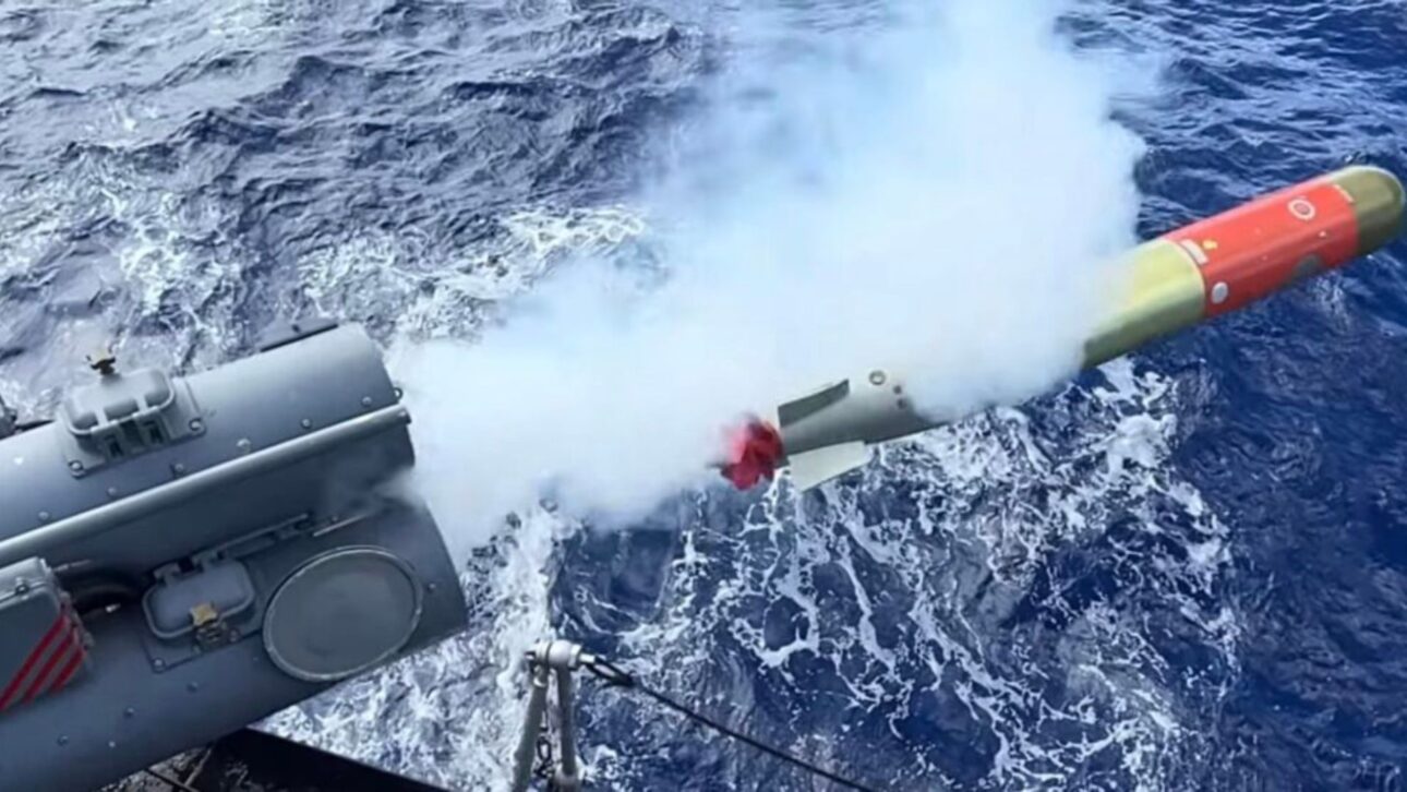 Marinha mobiliza 1.500 militares em operação com torpedo, submarino e resgate a 500 km no mar durante exercícios no RJ.