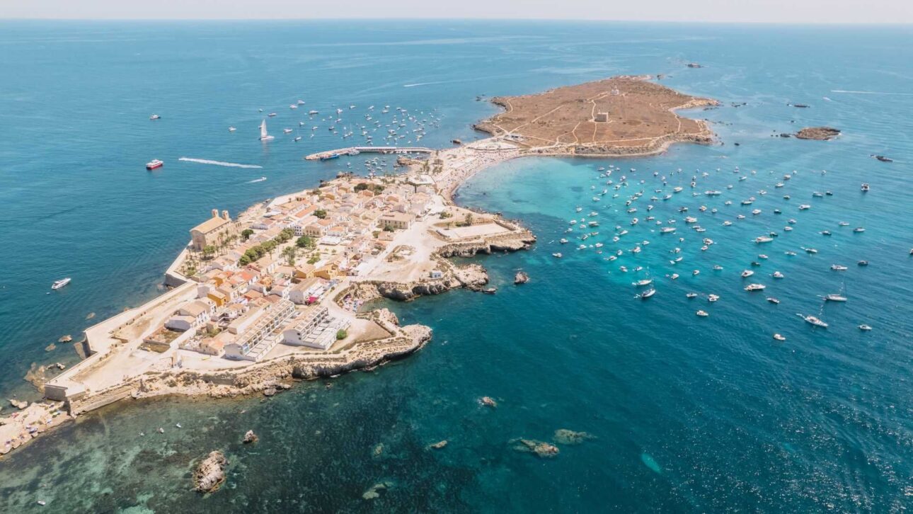Ilha de Tabarca encanta com vila murada histórica, águas cristalinas e reserva marinha preservada a menos de 1 hora de Alicante.