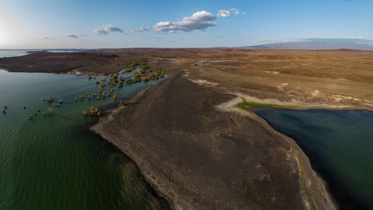 Lago Turkana localizado no Vale do Rifte destaca a evolução geológica da região, com formação de bacias sedimentares associadas à separação continental. (Imagem: NASA Earth Observatory)