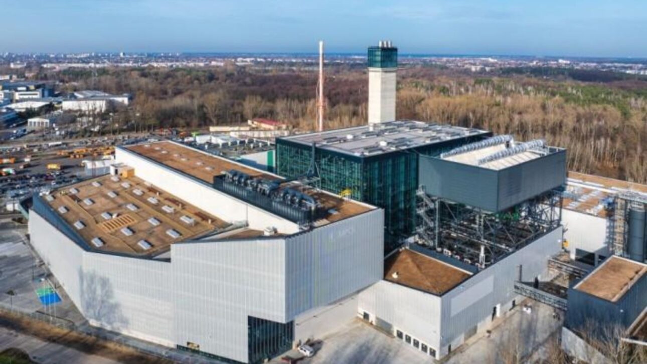 Varsóvia inaugura usina que transforma lixo em energia e calor, reduz aterros e amplia a gestão sustentável de resíduos urbanos.