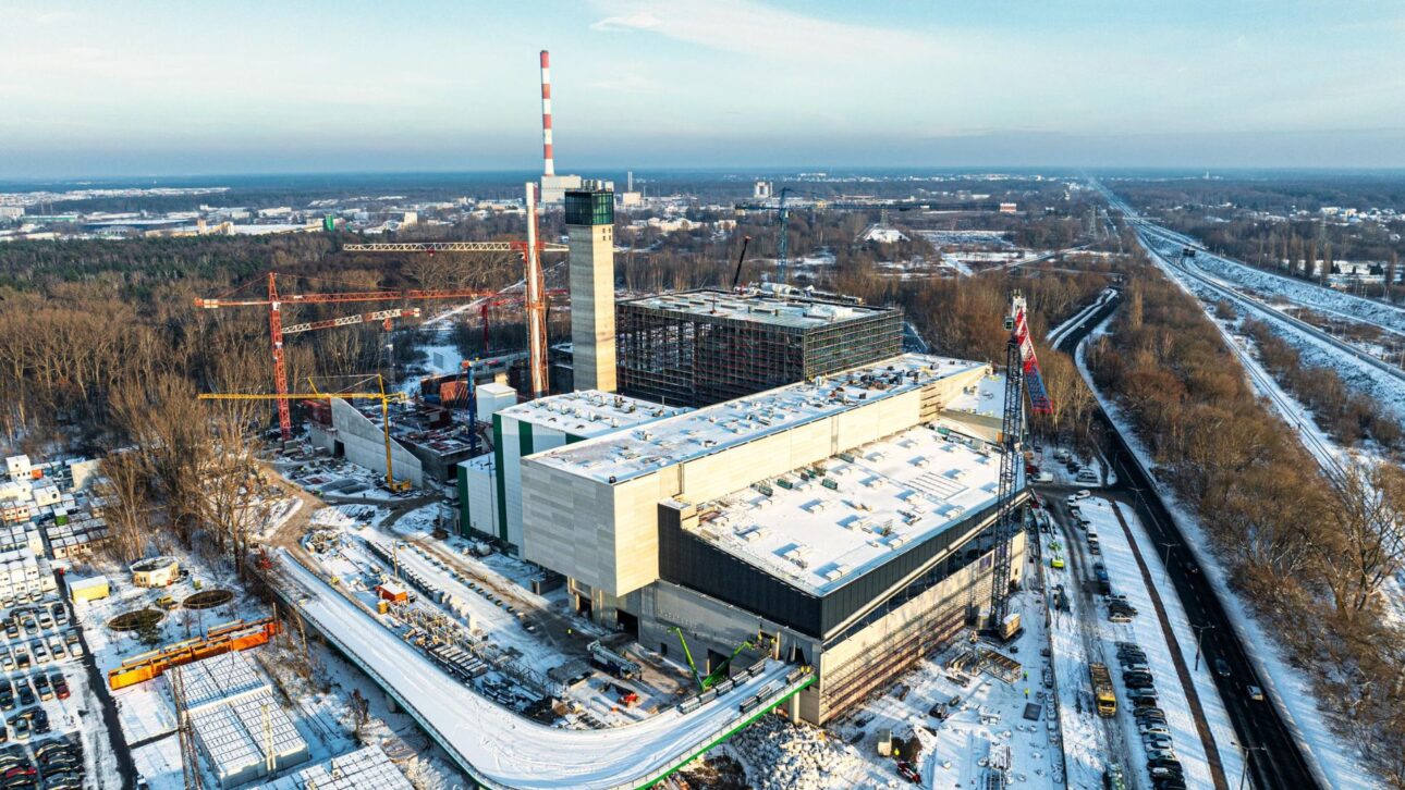 Varsóvia inaugura usina que transforma lixo em energia e calor, reduz aterros e amplia a gestão sustentável de resíduos urbanos.